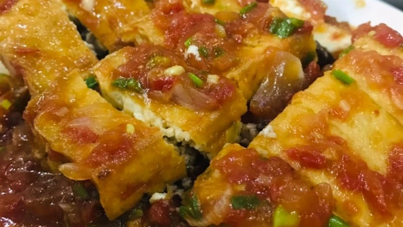 Đậu hũ nhồi thịt sốt cà chua. 7 thực đơn cơm gia đình dưới 100k đơn giản