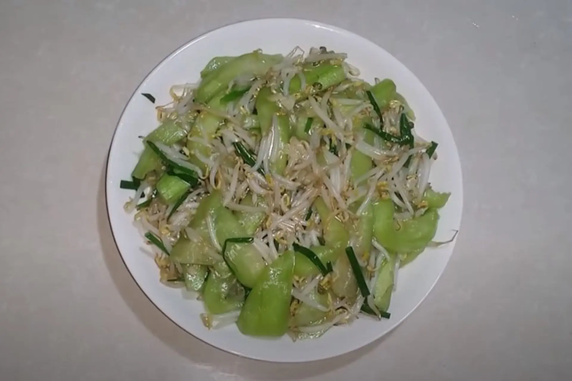 Cách làm mướp xào giá đơn giản, nhanh gọn tại nhà