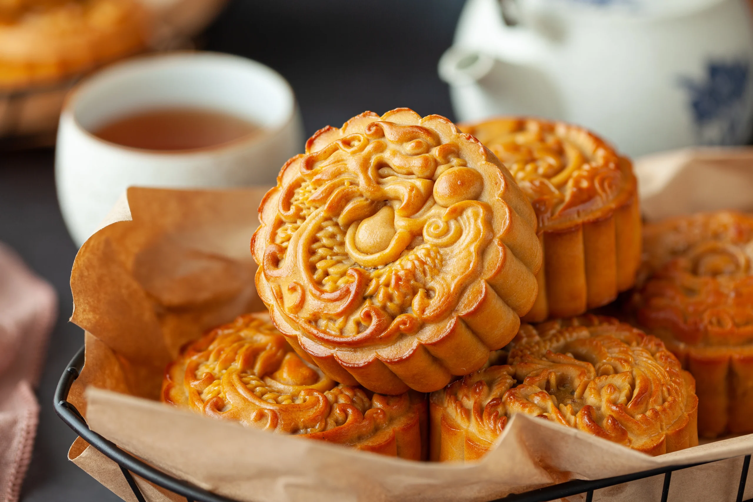 Bánh trung thu nhân thập cẩm và trà sen