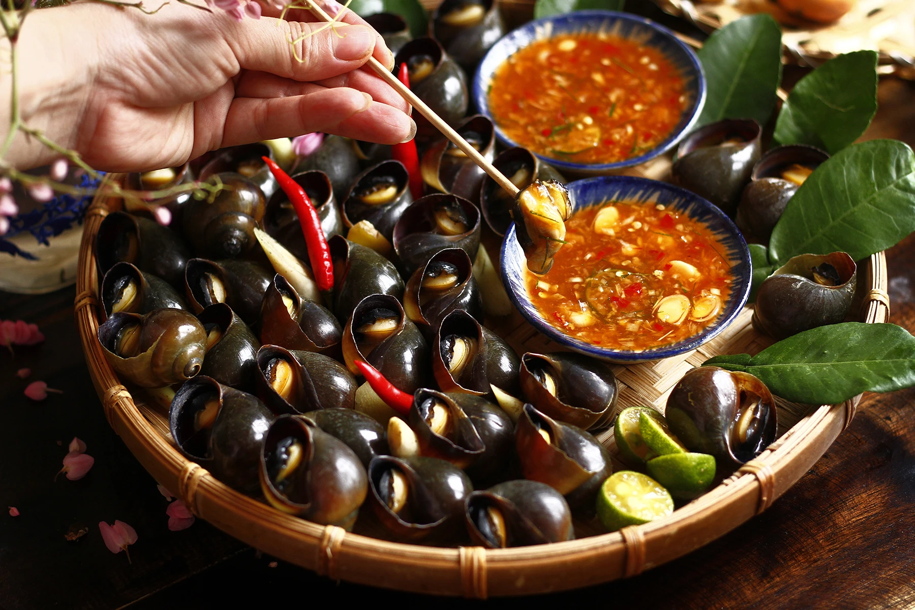 Ốc luộc nóng hổi ăn vặt mùa thu Hà Nội