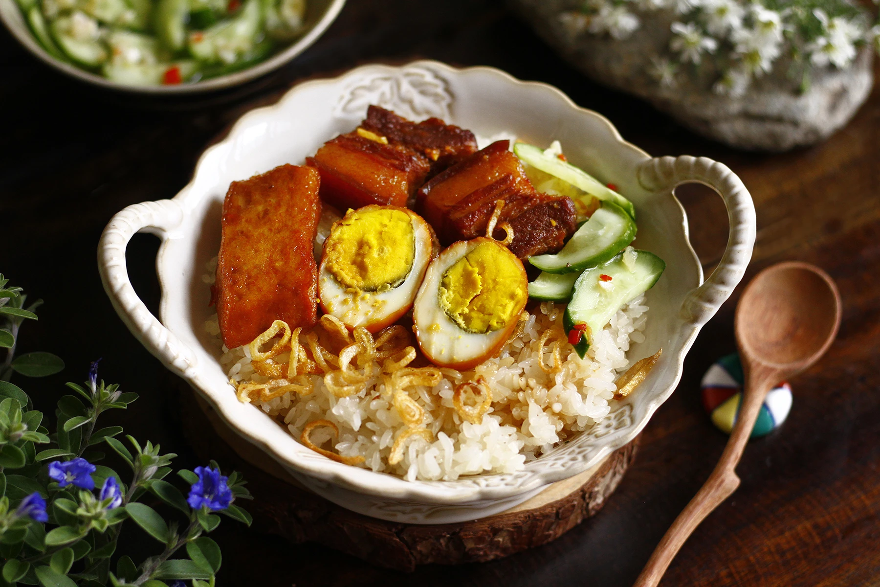 Món ăn sáng đủ chất: Xôi thịt kho trứng