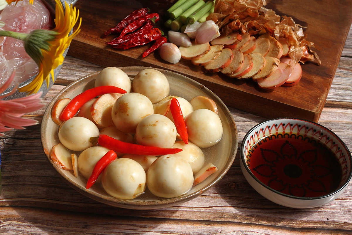 Bữa cơm đậm vị Bắc với thịt kho dừa, canh cua mồng tơi và cà pháo