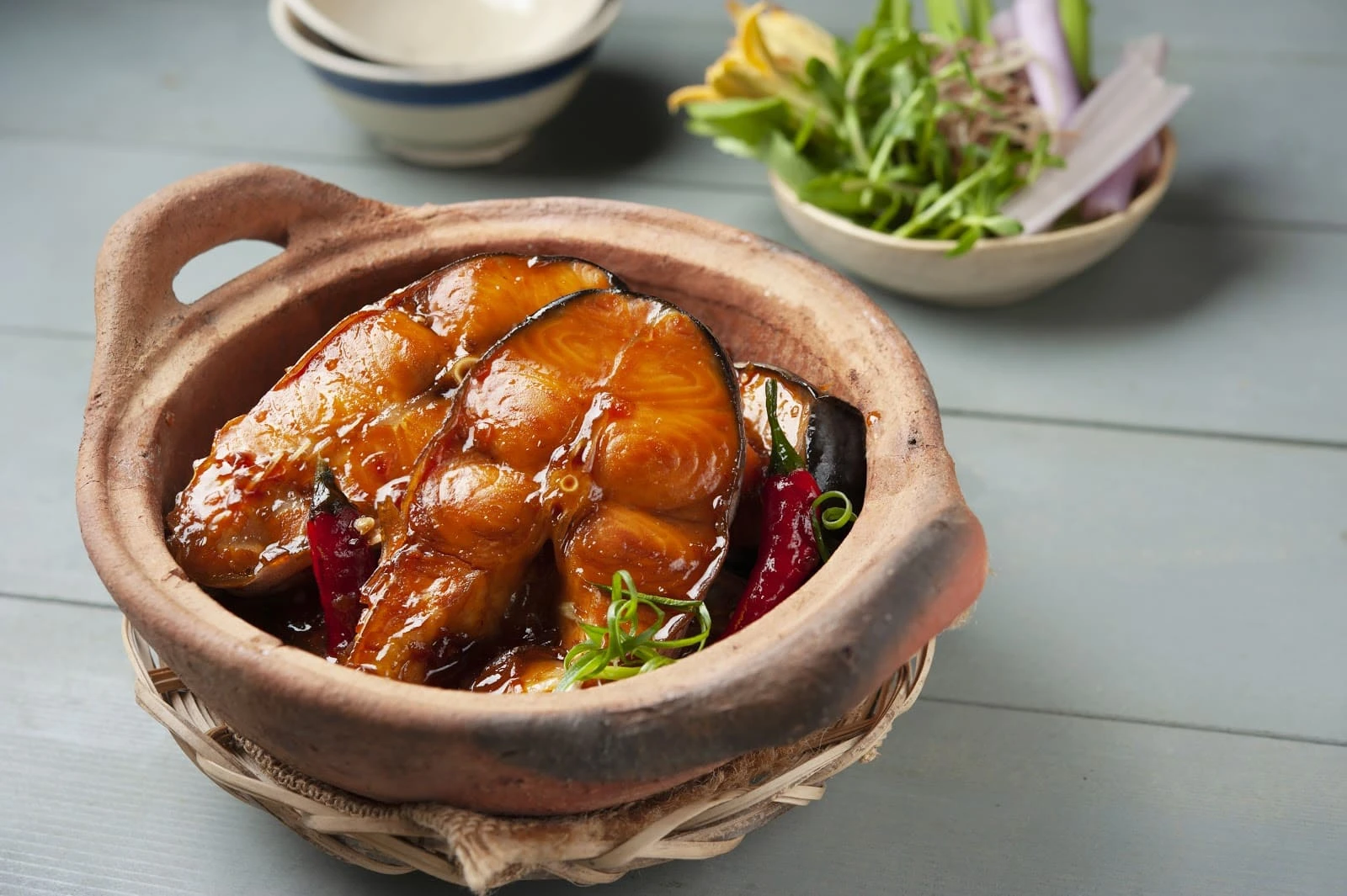 Bữa cơm gia đình giản dị với cá kho tộ, canh cải và trứng chiên