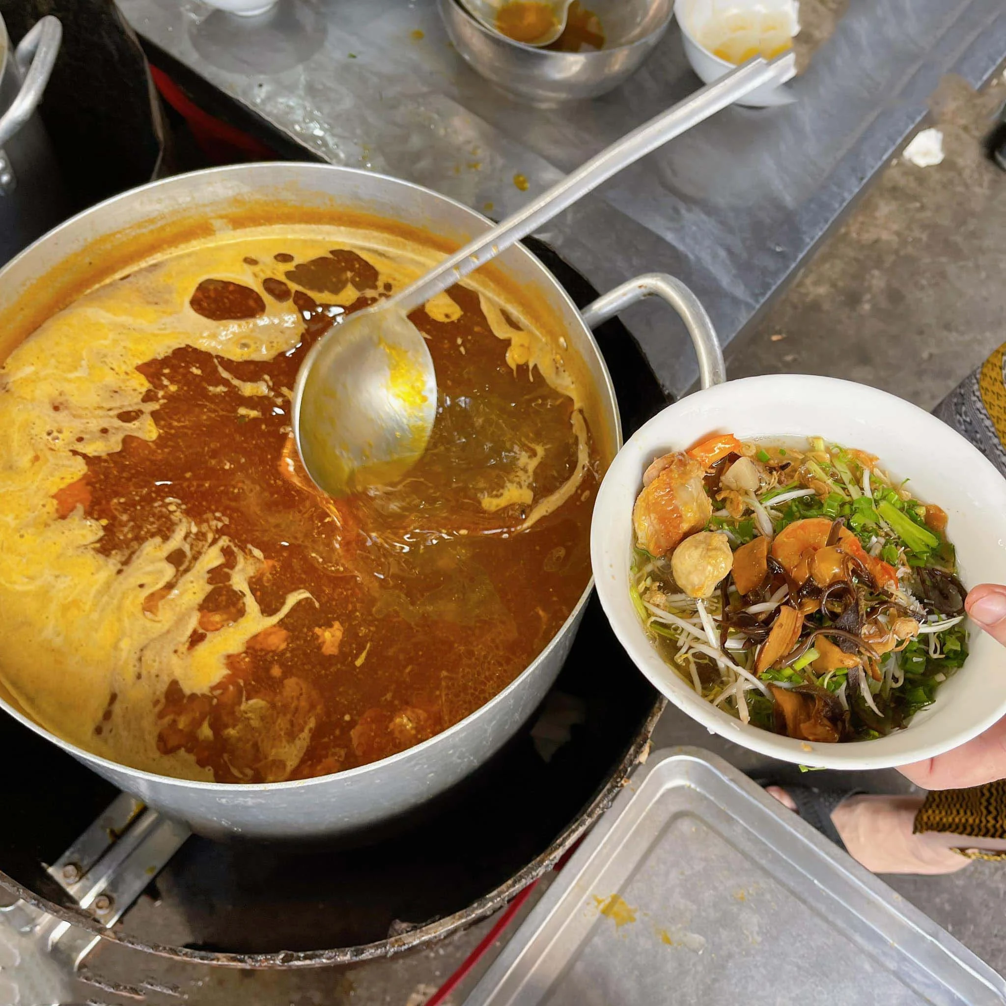 Bí quyết ăn bánh đa cua ngon đúng điệu