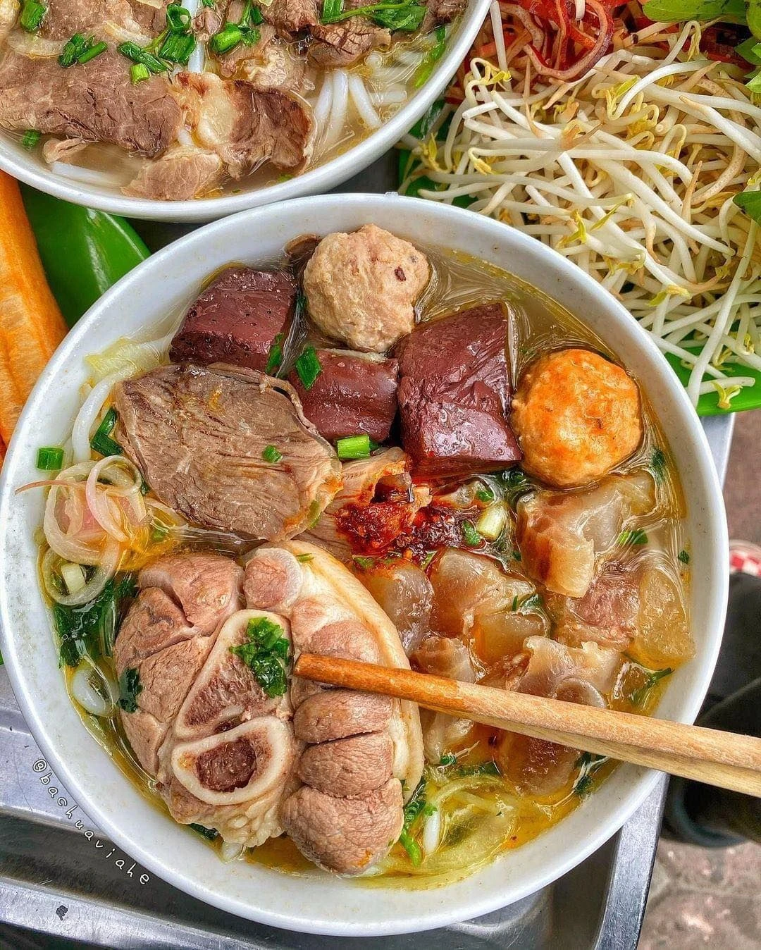 1. Bún bò Huế - Món đặc sản nổi tiếng bạn nhất định phải thử một lần