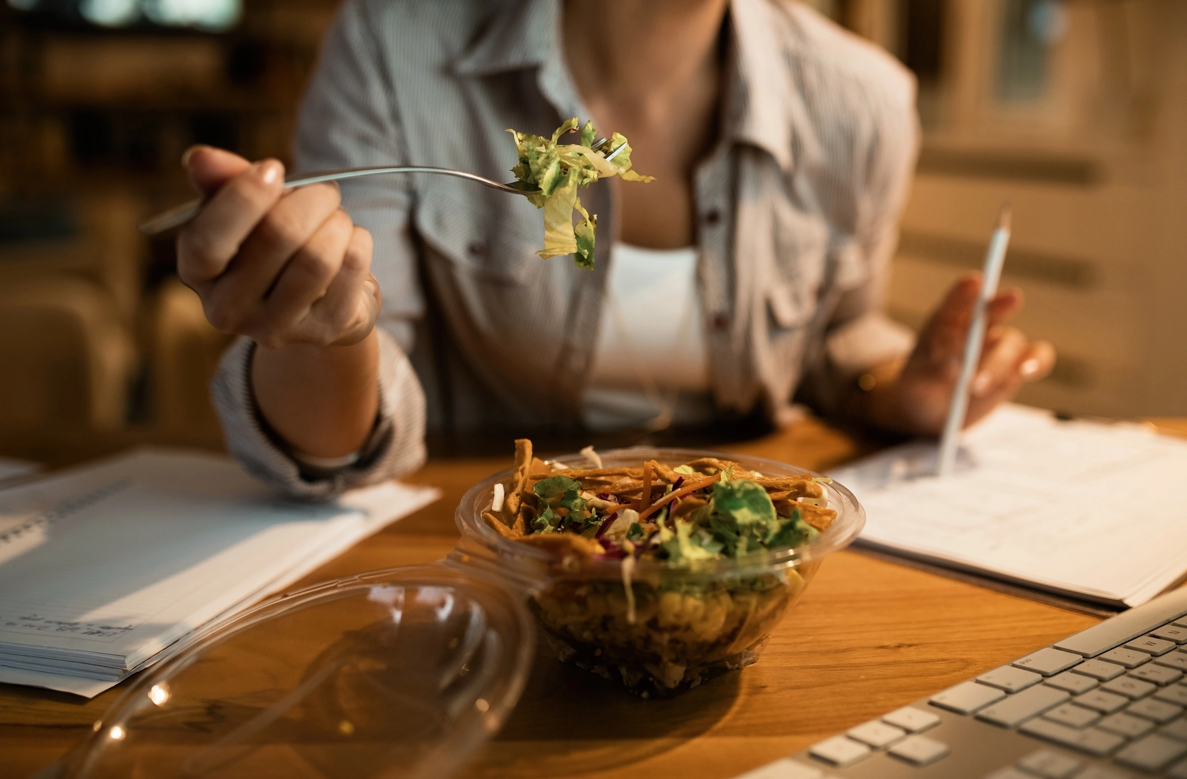 dân văn phòng không nên ăn uống quá muộn, gây thiếu lành mạnh