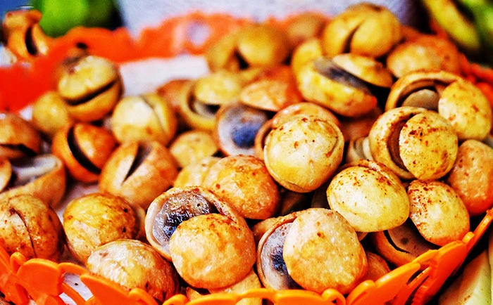 Sấu dầm chua ngọt, thức quà chớp nhoáng của thu Hà Nội, ăn nhanh kẻo hết