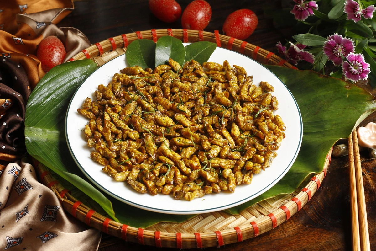 Nhộng tằm rang lá chanh