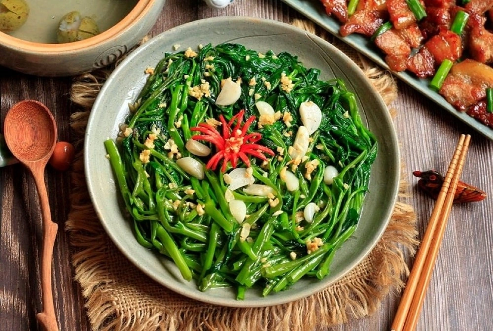 Bữa cơm cuối tuần với thịt kho tiêu, canh chua cá lóc và rau xào tỏi