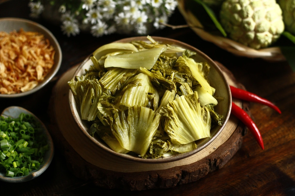 Bữa cơm ngon với thịt ba chỉ kho trứng, dưa chua và canh mồng tơi nấu tôm