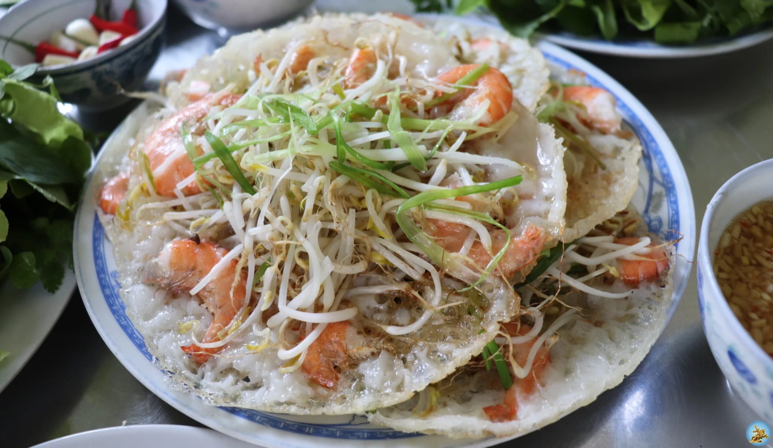 Ghé Bình Định ăn bánh xèo Mỹ Cang đầy ụ tôm nhảy tanh tách