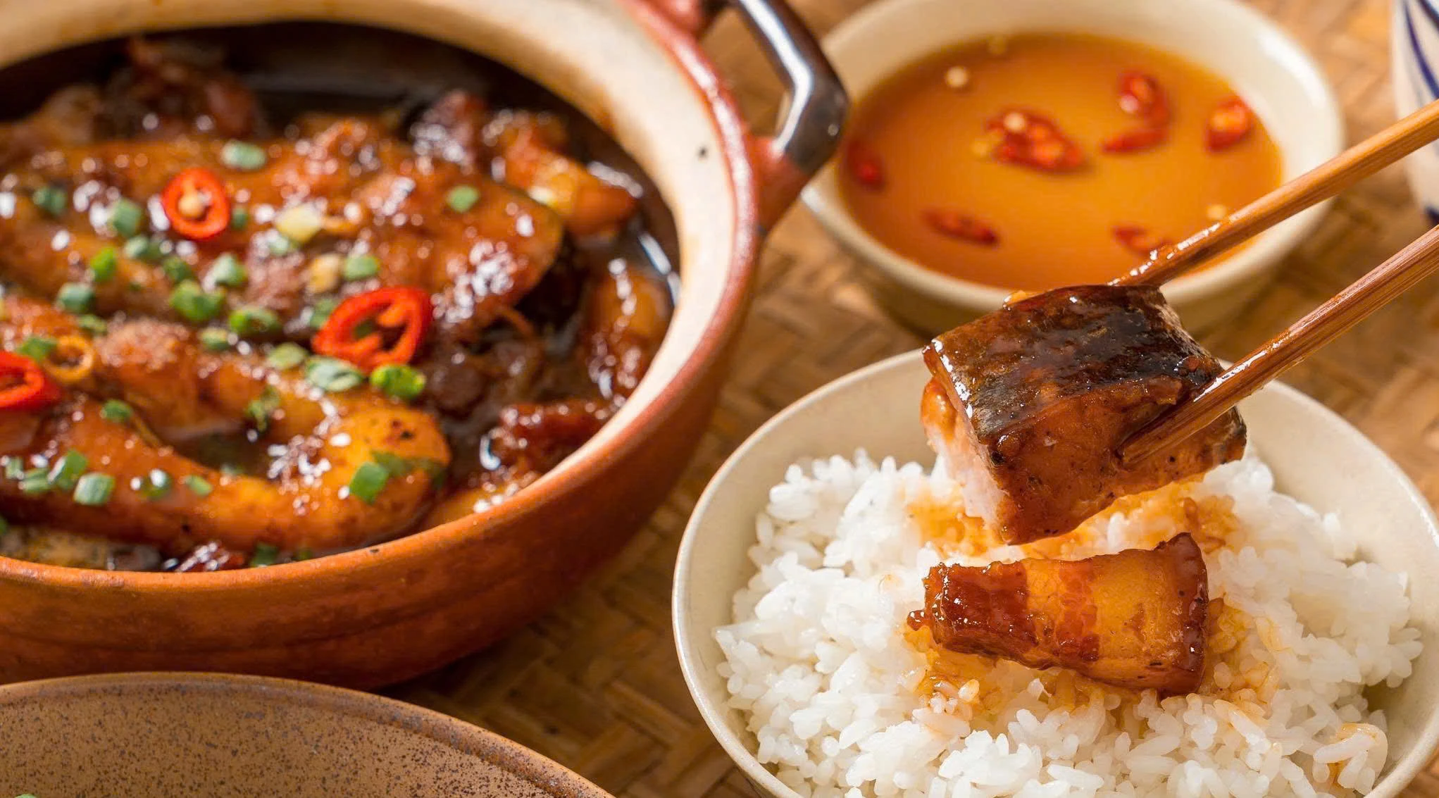 Cá kho tộ trong bữa cơm hiện đại